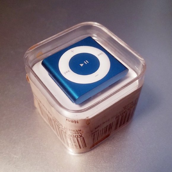 Apple iPod Shuffle 2GB 4th Generation Blue - Picture 1 of 3